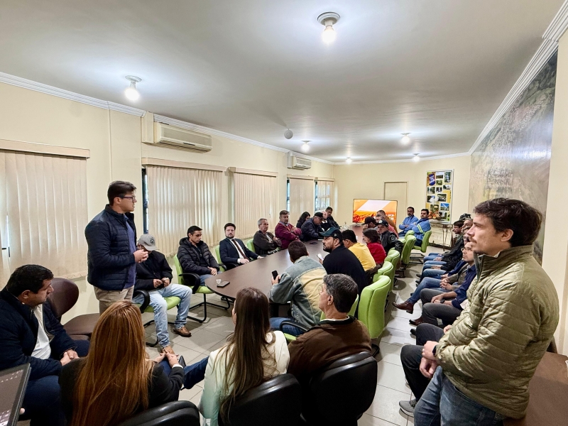 Vereadores participam de reunião no Paço Municipal para discutir combate à Mosca do Estábulo