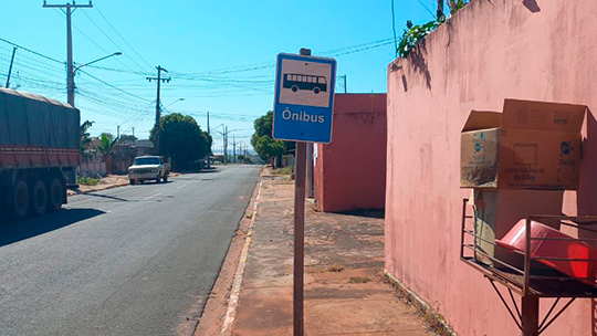 Vereador Ailton solicita instalação de cobertura em ponto de ônibus no bairro Vale do Amanhecer