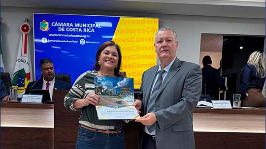 Câmara entrega Moção de Congratulação e Aplausos à gerente do DETRAN de Costa Rica