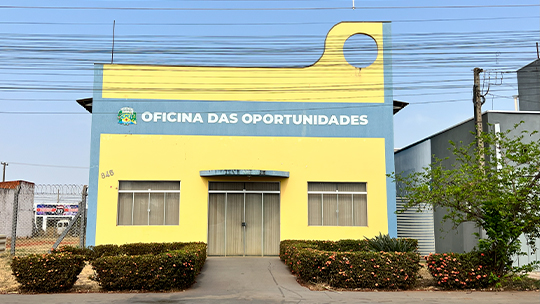 Magno Almeida solicita ar-condicionado em espaço de capacitação e faixa elevada em via movimentada