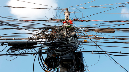 Câmara de Vereadores de Costa Rica cobra soluções para sinal de celular e fiação em postes