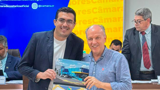Vereadores homenageiam ex-diretor da Câmara, Ademilson Lopes, por trajetória e nova conquista profissional
