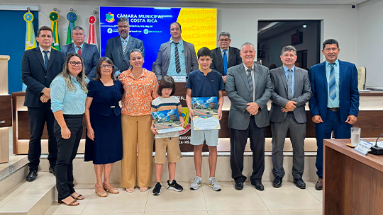 Vereador Lucas entrega Moção de Congratulação e Aplausos a jovens destaques do xadrez escolar