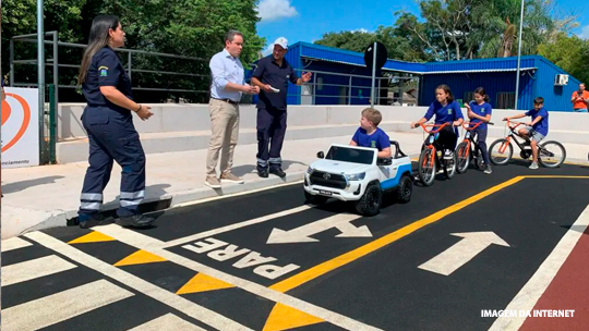 Vereadora Rosângela Marçal apresenta propostas para zerar fila na saúde e implantar Escola Municipal de Trânsito