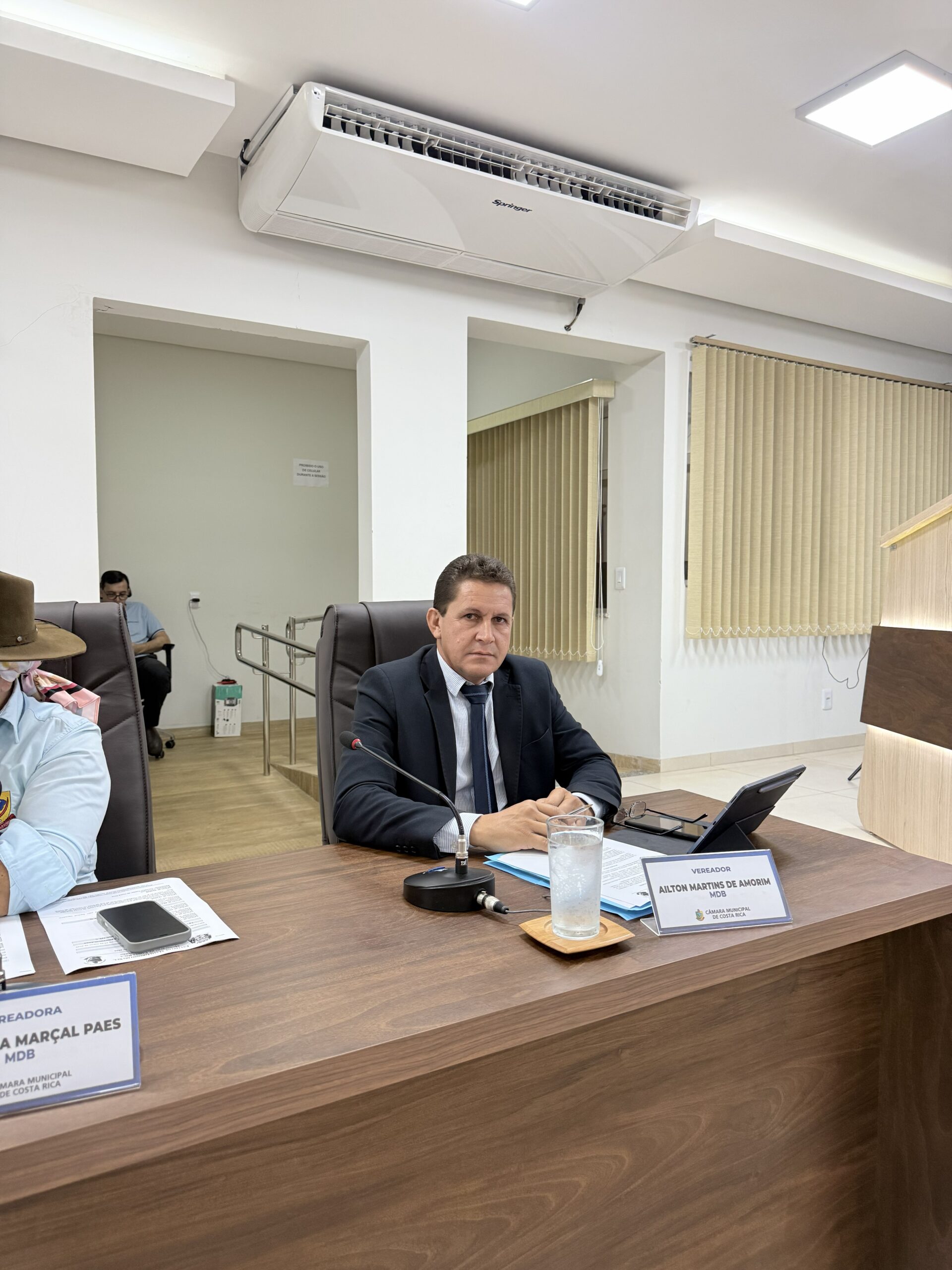 Vereador Ailton Amorim apresenta requerimento sobre uso do Parque de Exposições e solicita limpeza urgente em escolas municipais