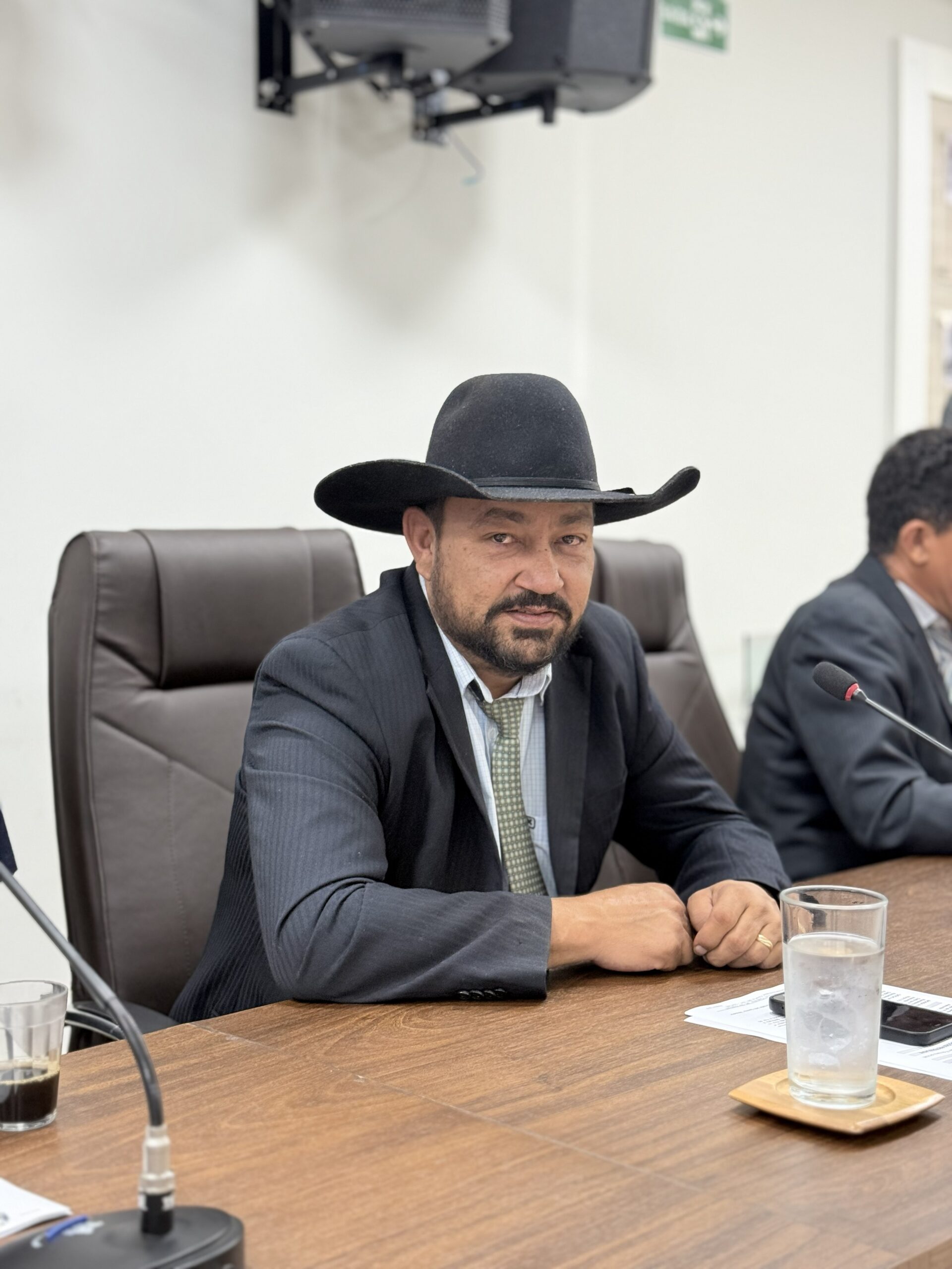 Vereador Popó apresenta indicações para melhoria de estrada rural e reforço na saúde pública