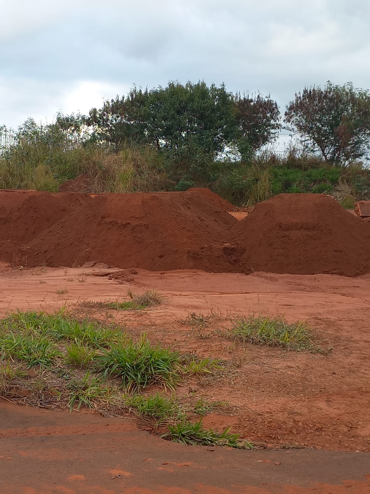 Ailton pede estudo para transferência de depósito de terra do SAAE no bairro Ramez Tebet