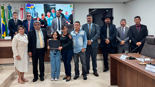 Câmara Municipal entrega Moção de Congratulação e Aplausos à jovem artista Mica Mendes