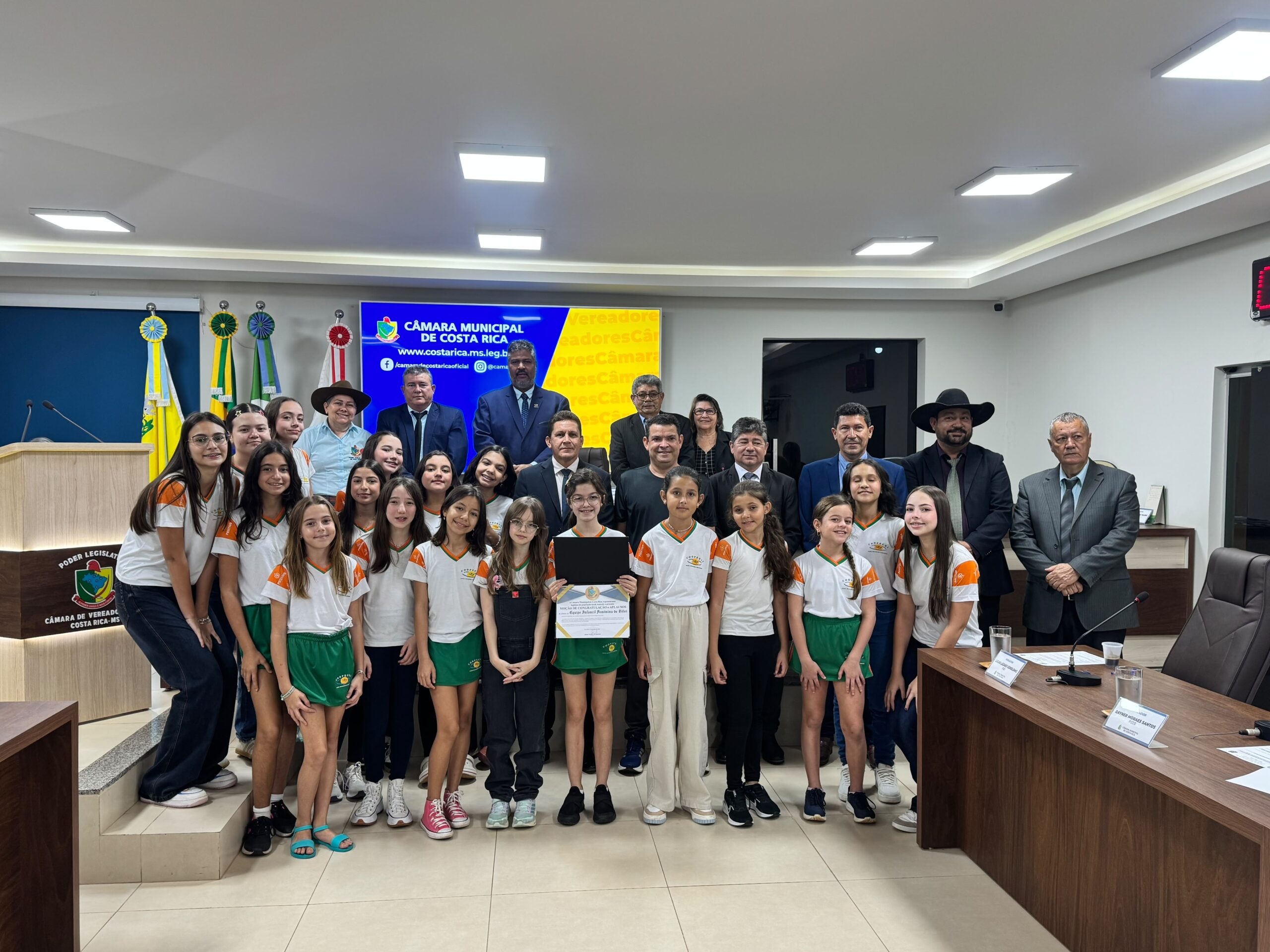 Câmara entrega Moção de Congratulação e Aplausos à equipe feminina de vôlei da Escola COOPECRI