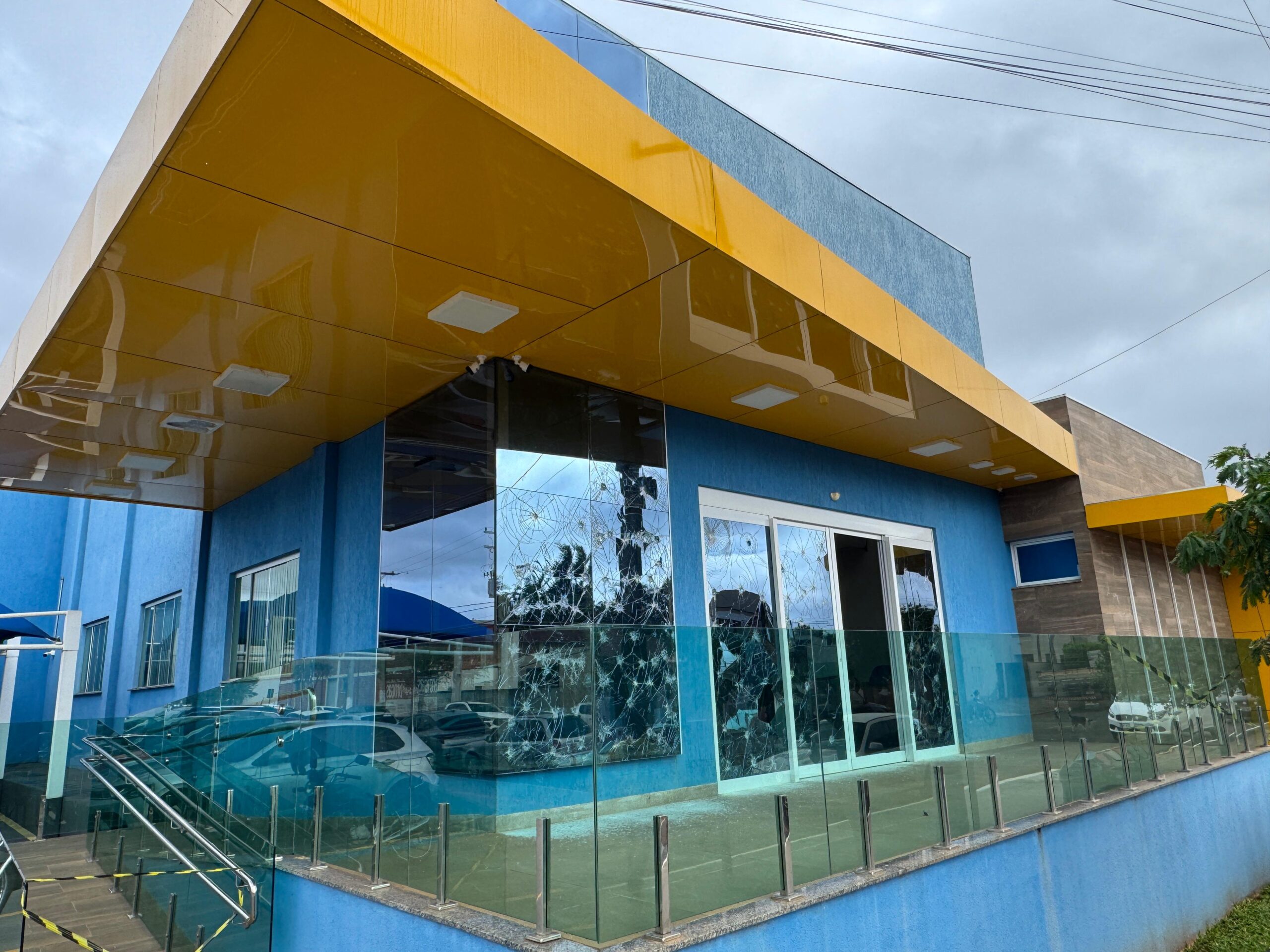 Câmara de Costa Rica registra vandalismo na fachada do prédio